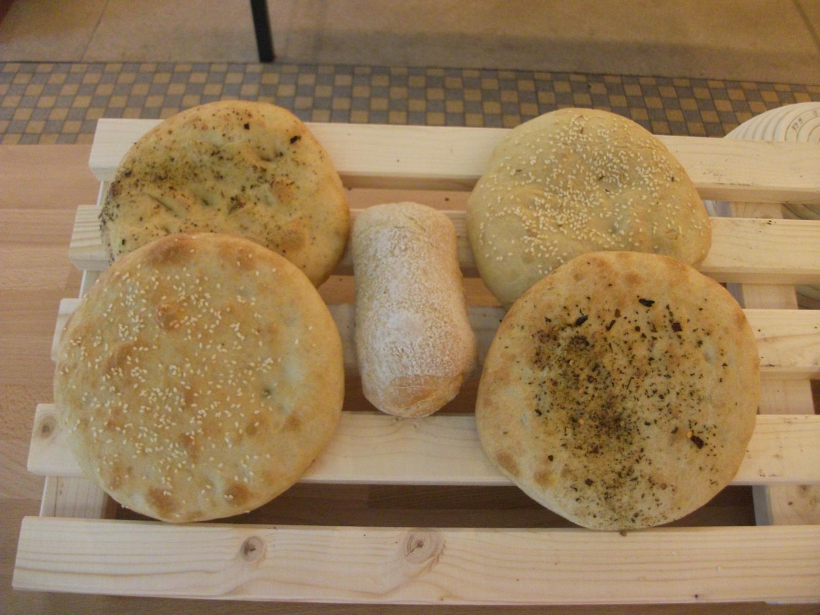 Holzofenbrot: helles Dinkelbrot, Fladenbrot, Emmer-Brötchen - Backen ...